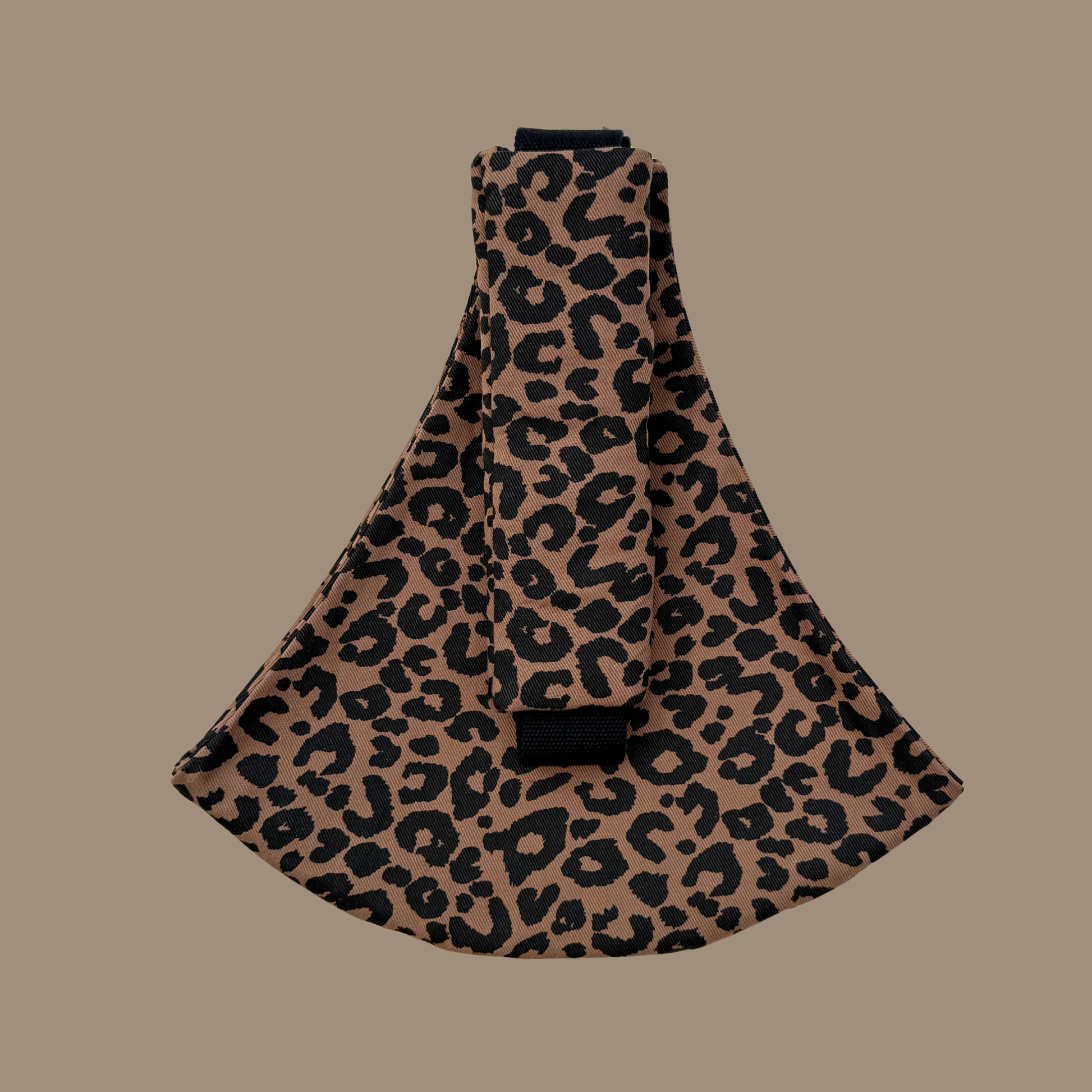 Leopard toddler hip carrier view - lightweight baby carrier