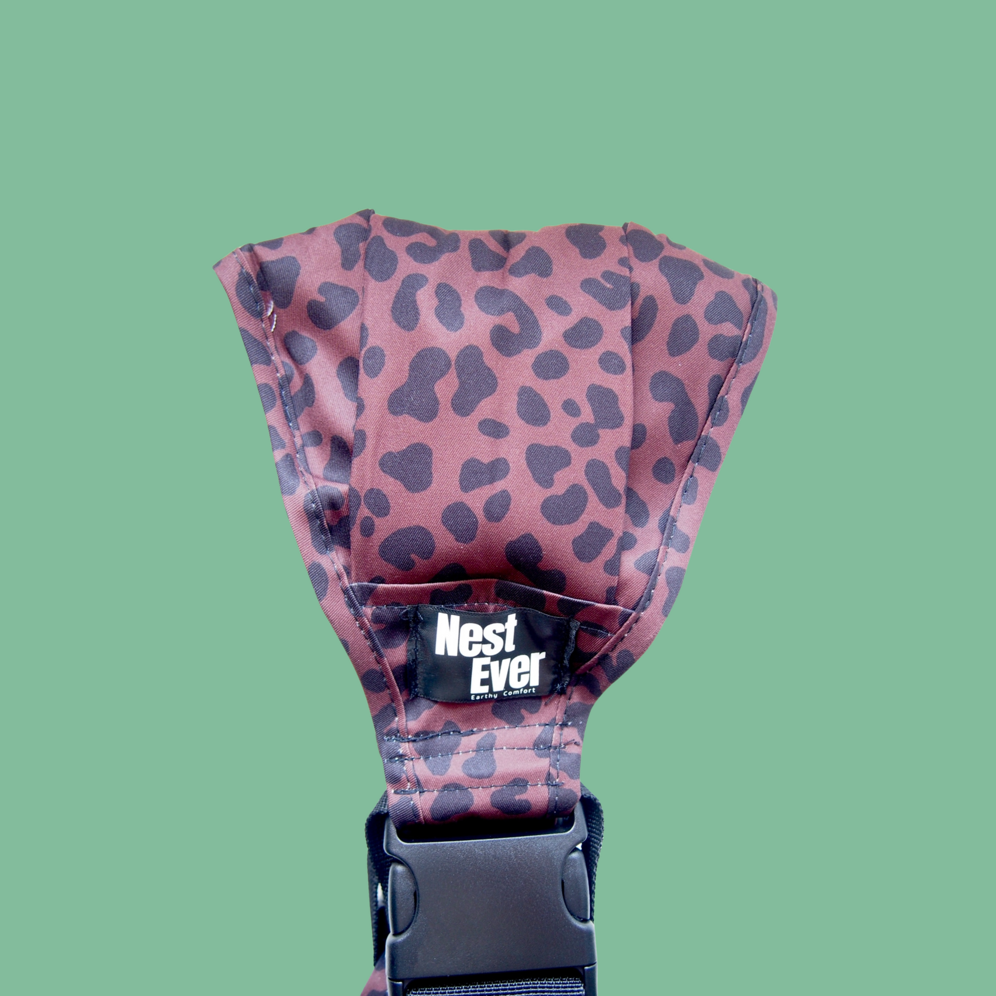 Leopard toddler hip carrier shoulder view - lightweight baby carrier