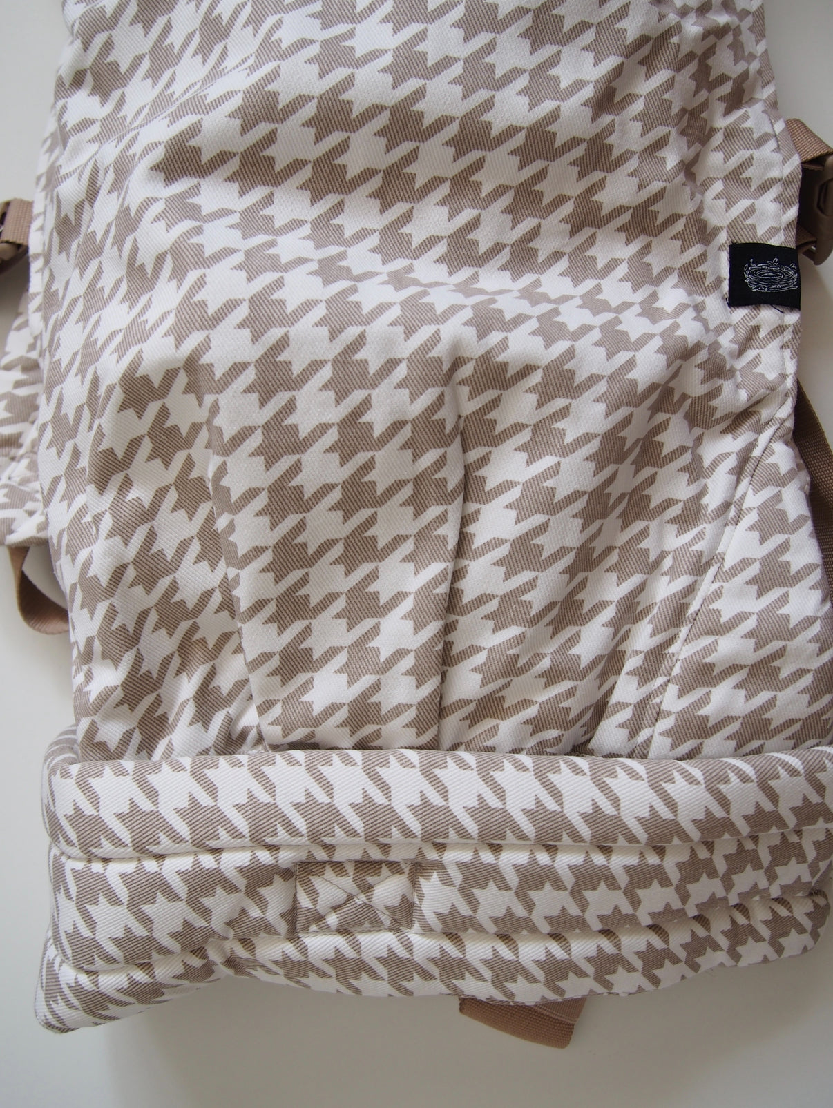 Beige houndstooth ergonomic baby carrier back view - soft-structured carrier with adjustable straps