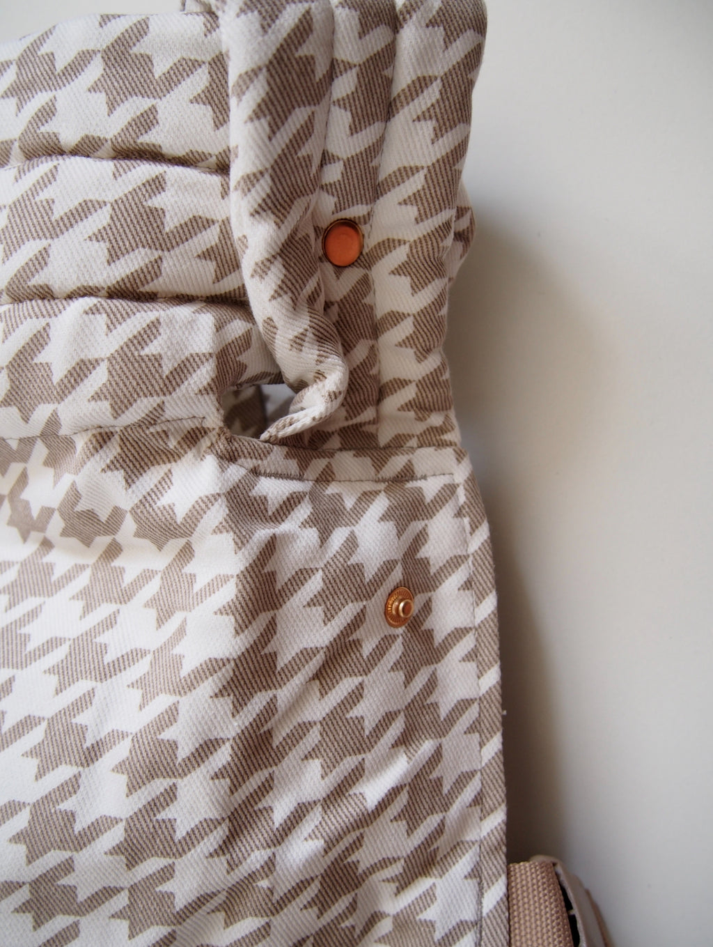 Beige houndstooth ergonomic baby carrier back view - soft-structured carrier with adjustable straps