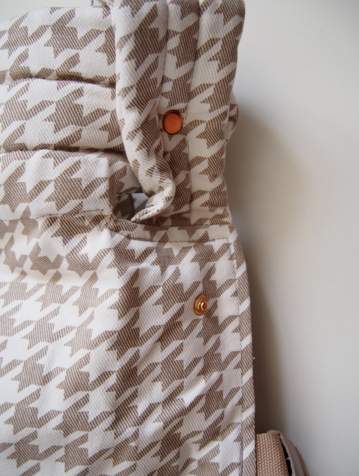 Beige houndstooth ergonomic baby carrier back view - soft-structured carrier with adjustable straps