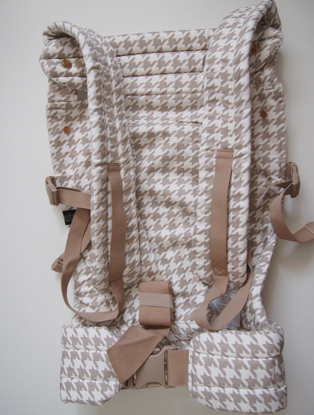 Beige houndstooth ergonomic baby carrier back view - soft-structured carrier with adjustable straps