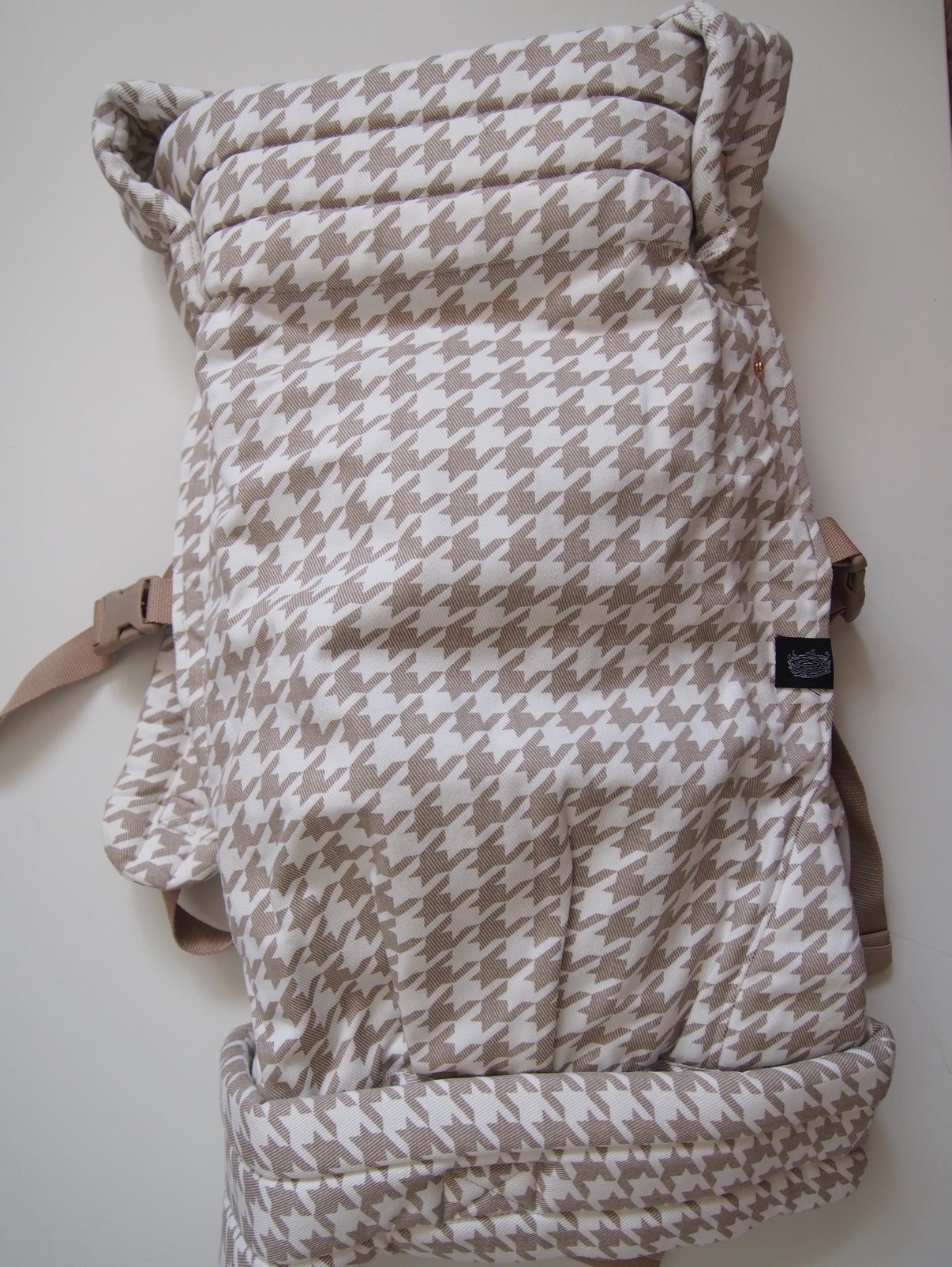 Beige houndstooth ergonomic baby carrier back view - soft-structured carrier with adjustable straps