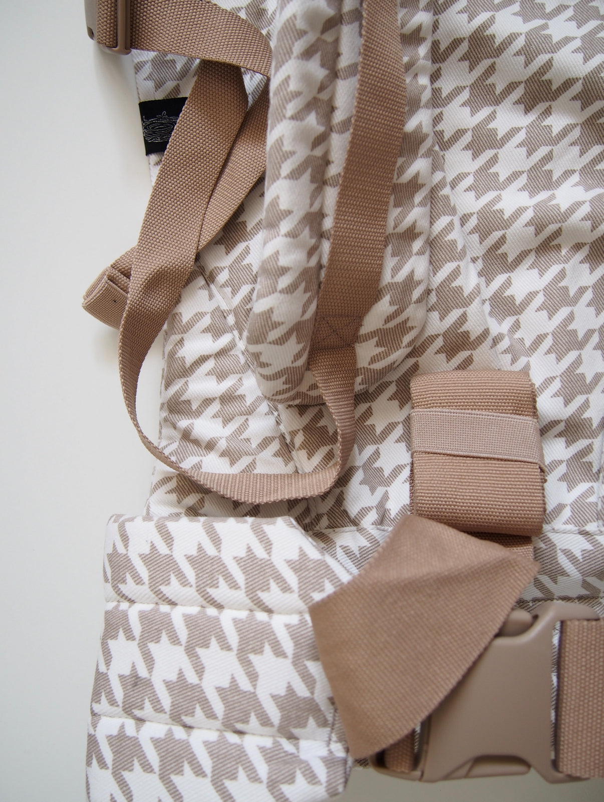 Beige houndstooth ergonomic baby carrier back view - soft-structured carrier with adjustable straps