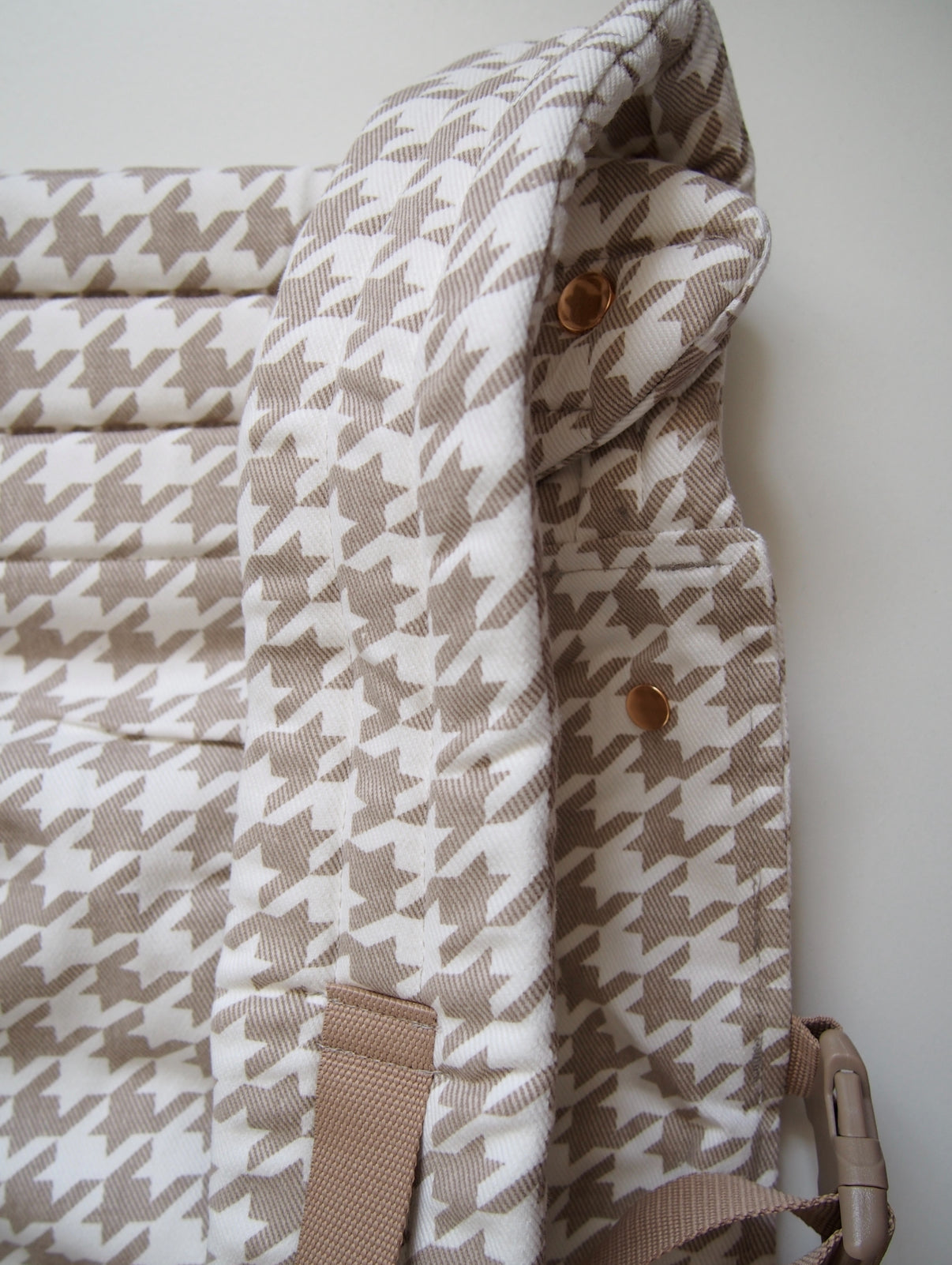 Beige houndstooth ergonomic baby carrier back view - soft-structured carrier with adjustable straps
